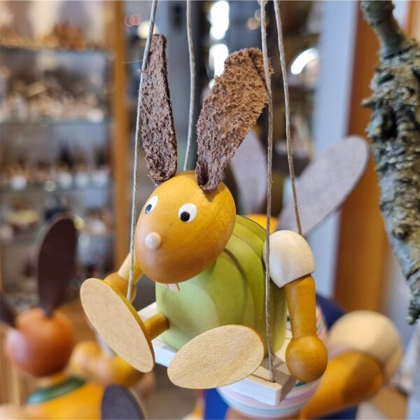 Drechslerei Martin - Hase auf Schaukel grün